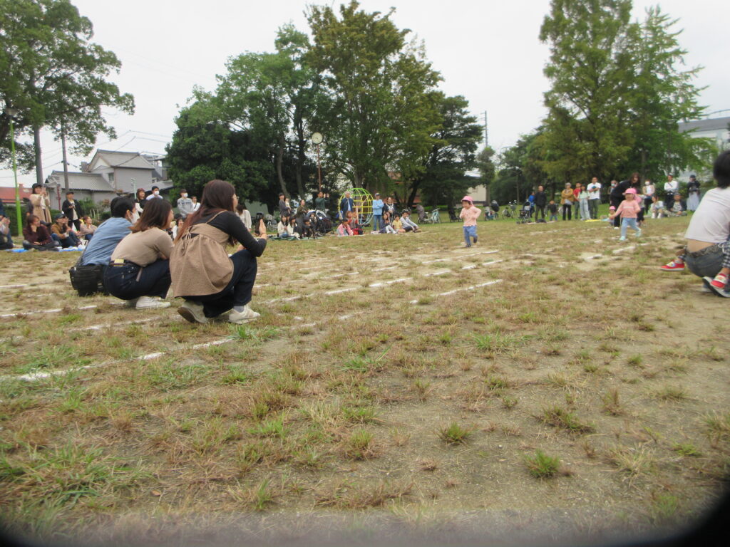 2歳児のゴールには保護者の方が待っています。