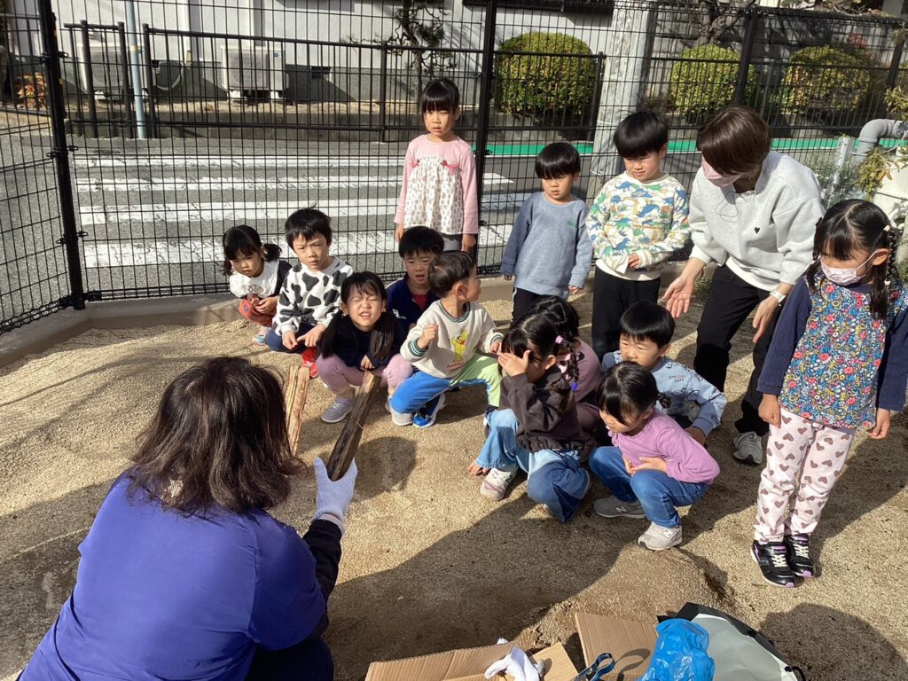 石臼　土台付き　餅つき用　冬の行事　保育園の行事　部落の行事などお祭りにも!メダカ　水草　金魚　品物は綺麗な方です。3万円から19800円に値下げ　かなり重いです。普通の石臼より深みがあります。餅を突くのにはもってこい!今からの季節に　正月前に購入しませんか?別に餅つき機械を出品してるのでそちらを購入してこちらの石臼でキネでつけば少しは楽なのでは? お餅つき | お知らせ | 新伊丹そらいろ保育園